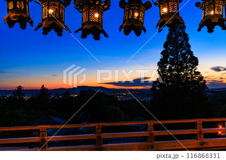 2024年夏奈良東大寺二月堂の夕景　暮れていく夕焼け空を照らす燈籠 116868331