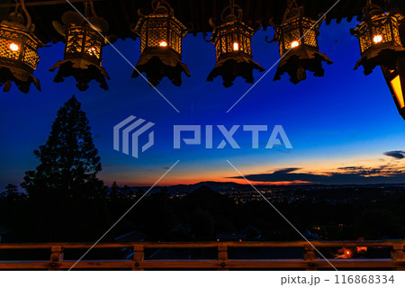 2024年夏奈良東大寺二月堂の夕景 夕焼け空に溶けこんで行く良弁杉と舞台を照らす燈籠 2024年夏奈良東大寺二月堂の夕景 夕焼け空に溶けこんで行く良弁杉と舞台を照らす燈籠 116868334