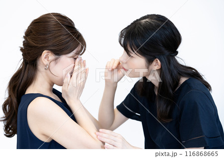 悲しむ若い女性を励ますミドル女性 116868665