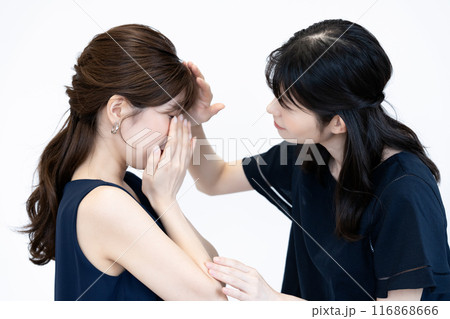 悲しむ若い女性を励ますミドル女性 116868666