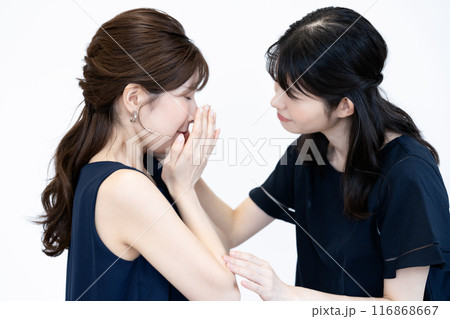 悲しむ若い女性を励ますミドル女性 116868667