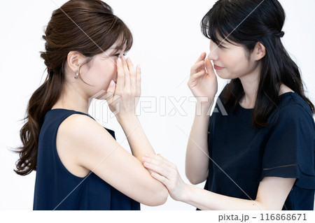 悲しむ若い女性を励ますミドル女性 悲しむ若い女性を励ますミドル女性 116868671
