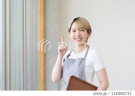 カフェで働く金髪ショートヘアの女性(髪色自由、自分らしく働く、職場環境)) カフェで働く金髪ショートヘアの女性(髪色自由、自分らしく働く、職場環境)) 116868731