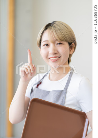 カフェで働く金髪ショートヘアの女性(髪色自由、自分らしく働く、職場環境)) カフェで働く金髪ショートヘアの女性(髪色自由、自分らしく働く、職場環境)) 116868735