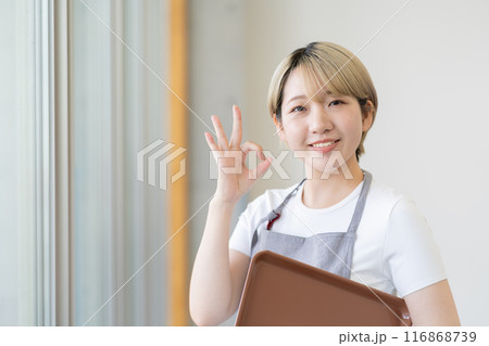 カフェで働く金髪ショートヘアの女性（髪色自由、自分らしく働く、職場環境）） 116868739