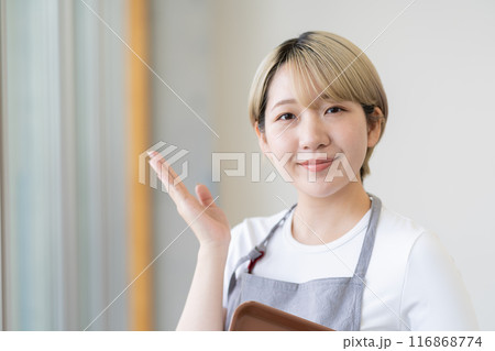 カフェで働く金髪ショートヘアの女性(髪色自由、自分らしく働く、職場環境)) カフェで働く金髪ショートヘアの女性(髪色自由、自分らしく働く、職場環境)) 116868774