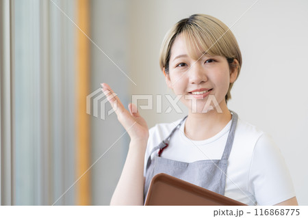 カフェで働く金髪ショートヘアの女性(髪色自由、自分らしく働く、職場環境)) カフェで働く金髪ショートヘアの女性(髪色自由、自分らしく働く、職場環境)) 116868775