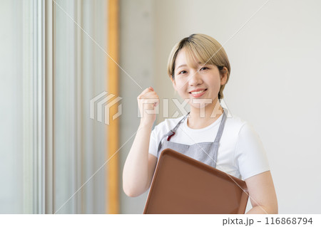 カフェで働く金髪ショートヘアの女性（髪色自由、自分らしく働く、職場環境）） 116868794