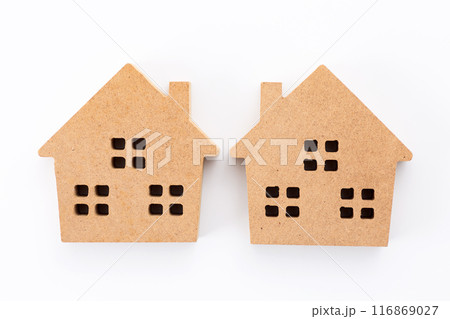 白バックに木の家 116869027