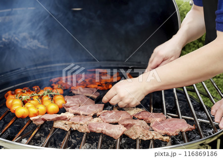 バーベキューで肉を焼く手元のイメージ素材 116869186