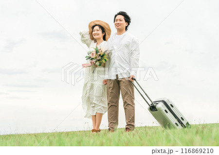 夏の旅行・ハネムーン・新婚旅行に出かける男女のカップル・夫婦 夏の旅行・ハネムーン・新婚旅行に出かける男女のカップル・夫婦 116869210