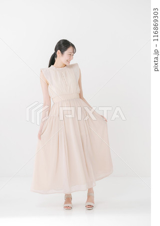 ワンピースを着た若い女性 116869303