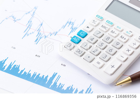 株価指数表と電卓 116869356