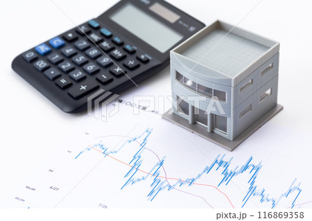 株価指数表と会社のオフィスビル 116869358