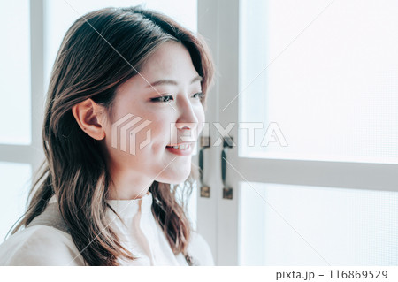 窓際の若い女性の横顔 116869529