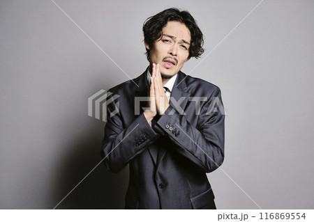 グレーバックでお願いをしている男性 116869554