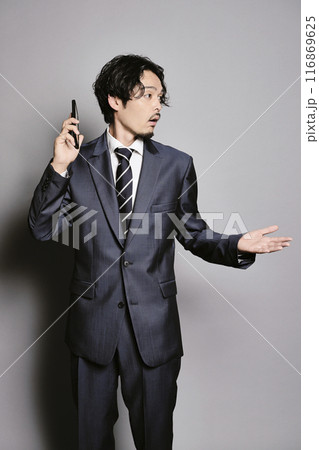 グレーバックで電話をしている男性 116869625