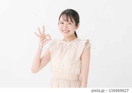ワンピースを着た若い女性 116869627