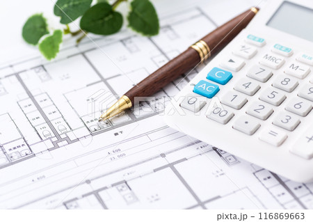 マンションの住宅図面と電卓 マンションの住宅図面と電卓 116869663