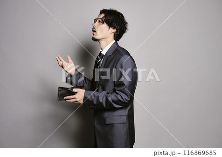 グレーバックで空の財布を持っている男性 116869685