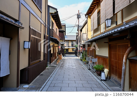 京都の祇園の料亭が集まる路地 116870044