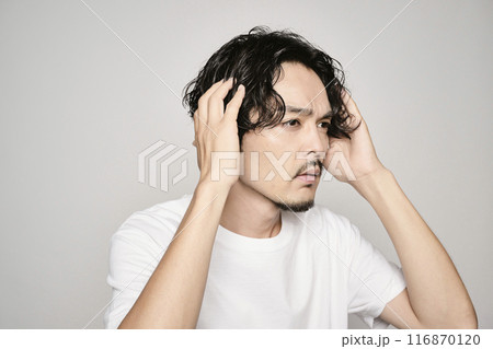 白バックで髪の毛を触る男性 116870120