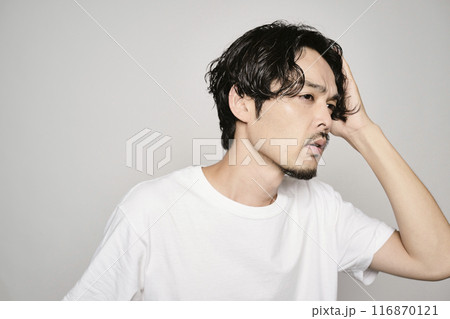 白バックで髪の毛を触る男性 116870121