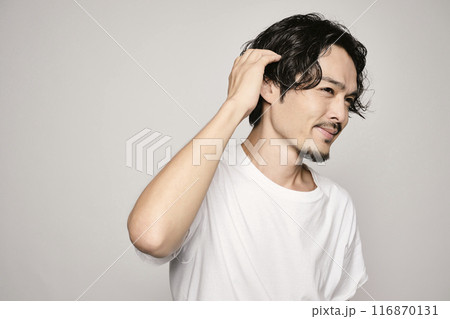 白バックで髪の毛を触る男性 116870131