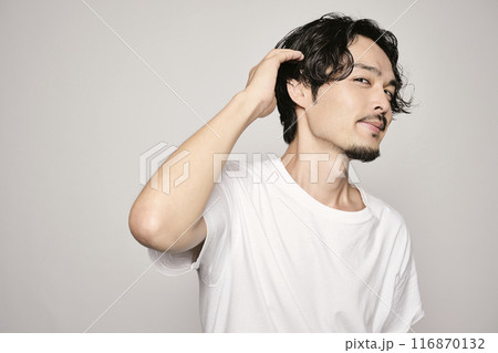 白バックで髪の毛を触る男性 116870132