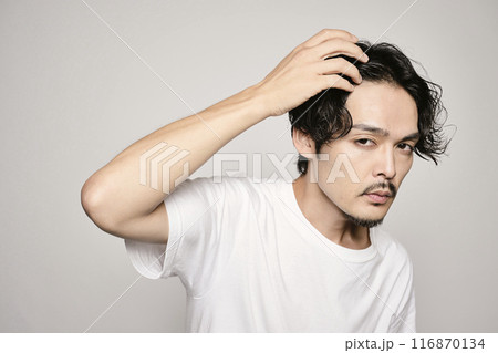 白バックで髪の毛を触る男性 116870134
