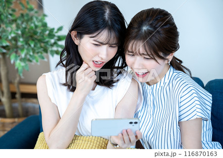 スマホで動画を観る二人の女性 116870163