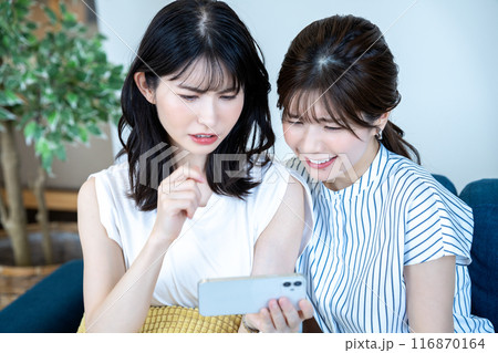 スマホで動画を観る二人の女性 116870164