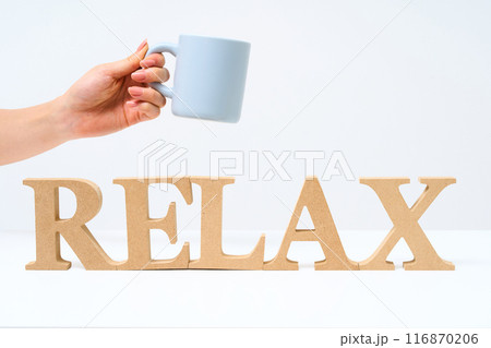 「RELAX」と並べられたアルファベットの木製ブロック 「RELAX」と並べられたアルファベットの木製ブロック 116870206
