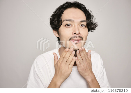 白バックで頬に手を当てる男性 白バックで頬に手を当てる男性 116870210