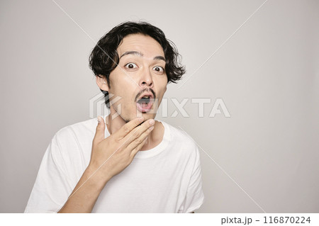 白バックで頬に手を当てる男性 116870224