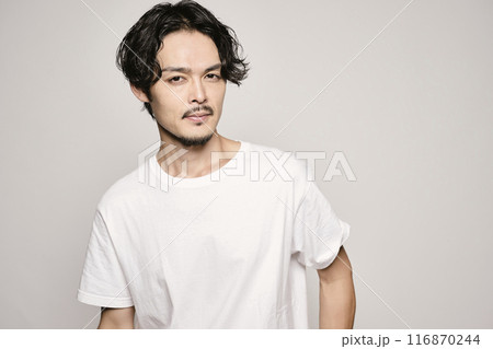 白バックの若い男性のポートレート 116870244