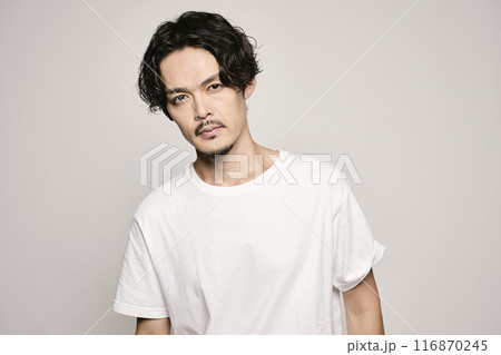 白バックの若い男性のポートレート 116870245