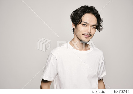 白バックの若い男性のポートレート 白バックの若い男性のポートレート 116870246