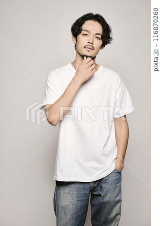 白バックの若い男性のポートレート 白バックの若い男性のポートレート 116870260