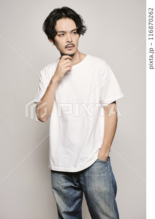 白バックの若い男性のポートレート 116870262