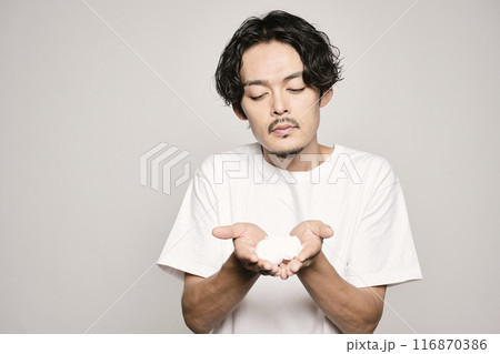 白バックで洗顔をする男性 116870386