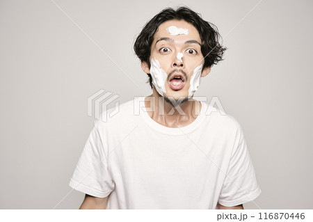 白バックで洗顔をする男性 116870446