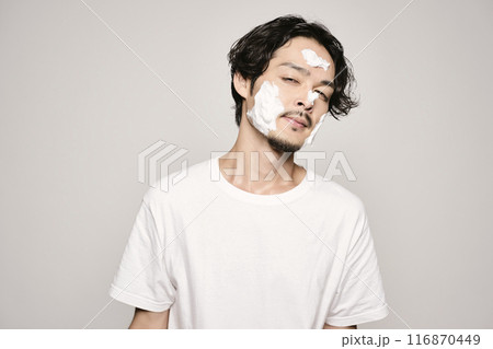 白バックで洗顔をする男性 白バックで洗顔をする男性 116870449