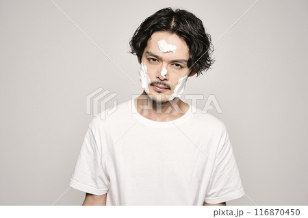白バックで洗顔をする男性 116870450