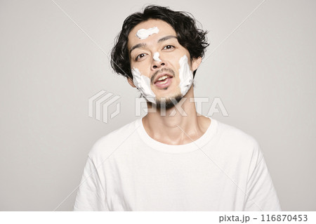 白バックで洗顔をする男性 116870453