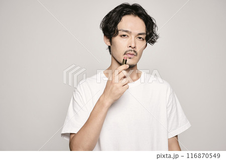 白バックで口紅を持つ男性 白バックで口紅を持つ男性 116870549