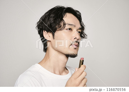 白バックで口紅を持つ男性 白バックで口紅を持つ男性 116870556
