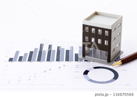 企業のオフィスビルとグラフ 116870568