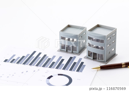 企業のオフィスビルとグラフ 116870569