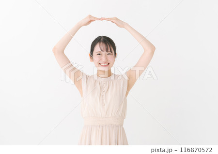 ワンピースを着た若い女性 ワンピースを着た若い女性 116870572